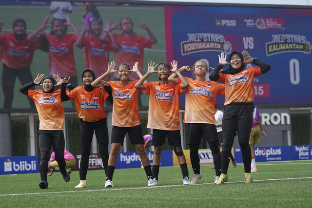 Penggawa tim All Stars Yogyakarta berselebrasi usai unggul 3-0 atas tim All Stars Kalimantan saat pertandingan fase grup D HYDROPLUS Piala Pertiwi U14 & U16 2025 All Stars di Supersoccer Arena Kudus, Jawa Tengah, Selasa (8/7/2025). Foto: Dok. Piala Pertiwi