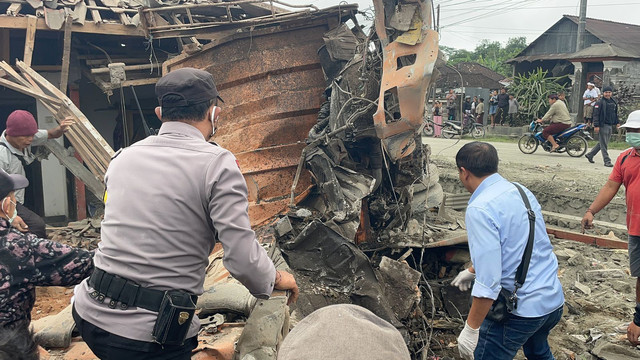 Sejumlah petugas dan warga berada di lokasi kecelakaan yang diduga disebabkan truk tronton yang mengalami rem blong di Jalan Raya Kintamani-Bangli, pada Kamis (10/7/2025). Foto: Dok. Polres Bangli