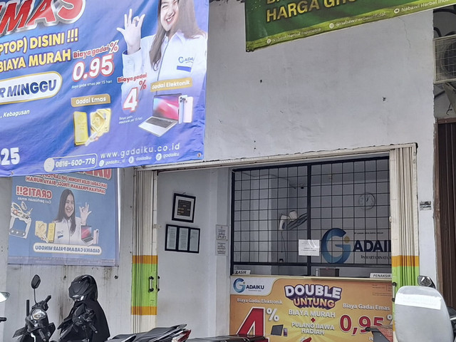 Teralis yang terpasang di gerai perusahaan gadai swasta. Foto: Aurelia Lucretie/kumparan