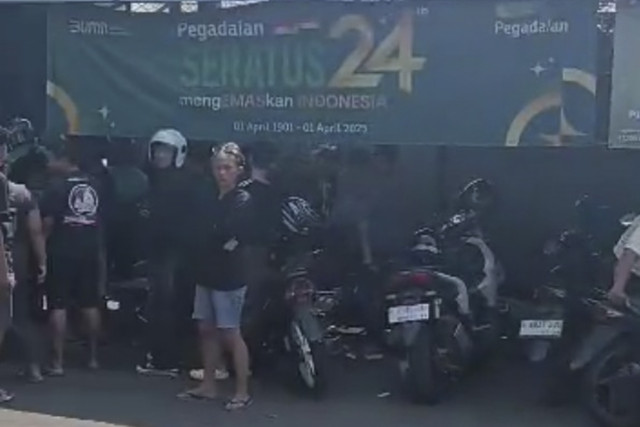 Suasana di depan Pegadaian Bojongsari, tempat penjambret diamankan, Kamis (10/7/2025). Foto: Instagram/@jamu.nesimbok