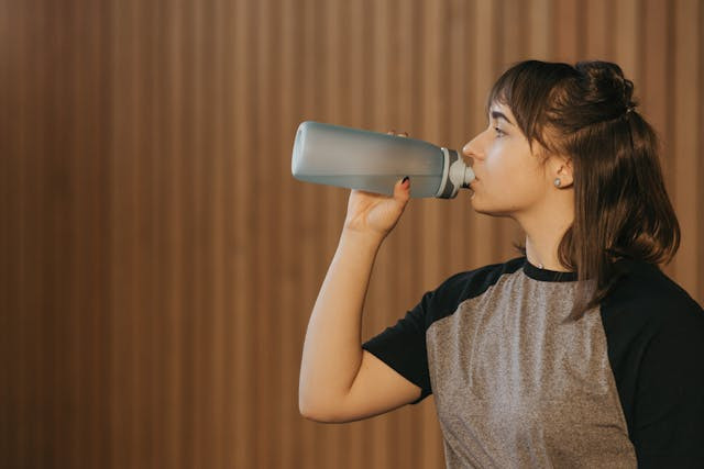 Ilustrasi merk botol minum anak sekolah terbaik. Sumber: Pexels/Pavel Danilyuk