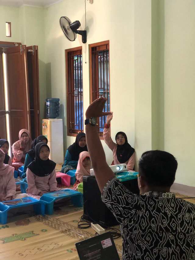 Para santri terlihat antusias mengikuti sesi pelatihan pengelolaan keuangan pribadi digital. Dengan pendampingan langsung dari tim fasilitator, mereka mempraktikkan cara mencatat pengeluaran harian menggunakan aplikasi dompet digital dalam suasana yang santai namun serius.Literasi Keuangan Digital di Kalangan Muda Indonesia Masih Perlu Ditingkatkan