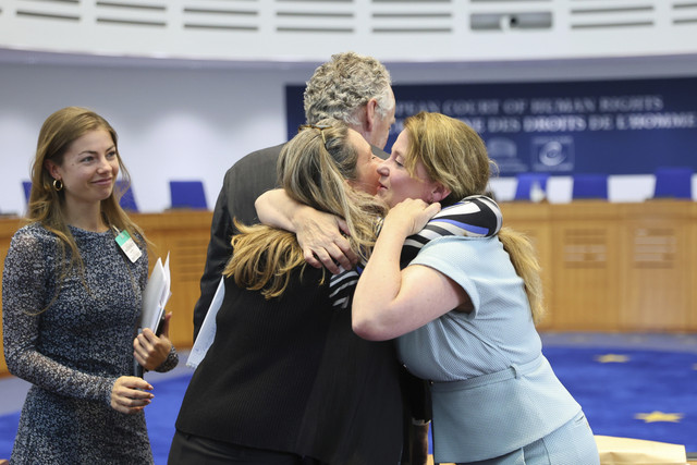Pengadilan HAM Eropa untuk Belanda, Babette Koopman memeluk sejumlah penggugat usai Pengadilan HAM Eropa mengeluarkan putusan tentang dugaan pelanggaran Rusia di Ukraina sejak 2014 di Strasbourg, Prancis, Rabu (9/7/2025). Foto: Antonin Utz/AP Photo