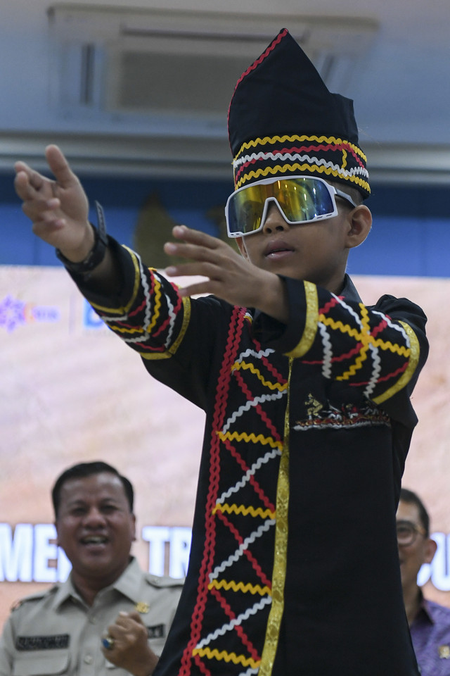 Penari Pacu Jalur Rayyan Arkan Dikha mencontohkan gerakan tarian saat acara temu media Kementerian Kebudayaan tentang tradisi Pacu Jalur di Kemenbud, Jakarta, Rabu (9/7/2025). Foto: Hafidz Mubarak A/ANTARA FOTO