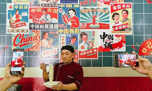 Warung Dimsum di kawasan Kota Lama Surabaya.