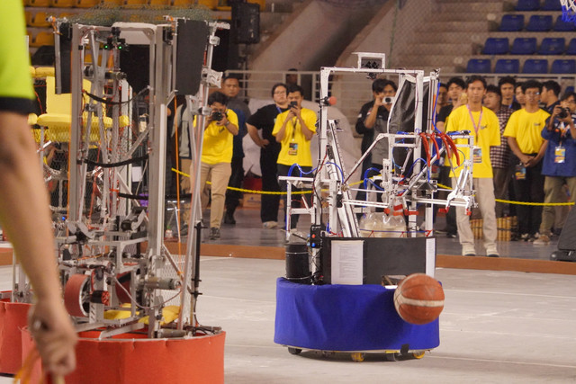 Kuroko, robot Tim RIVERA ITS (biru) saat mendribel bola basket di daerah serangan dalam babak final KRAI 2025 melawan Tim EIRA PENS (merah). Foto: Humas ITS