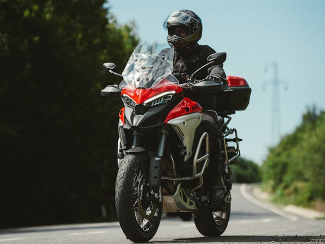 Ilustrasi 5 helm touring terbaik. Sumber: pexels.com/entero.