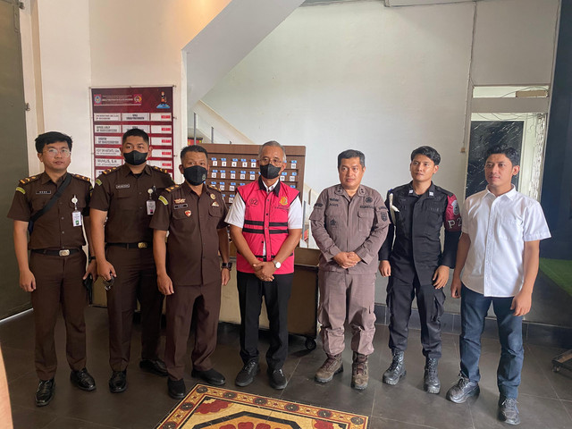 Sekda Kota Singkawang Sumastro saat berada di Kejari Singkawang. Foto: Dok. Istimewa