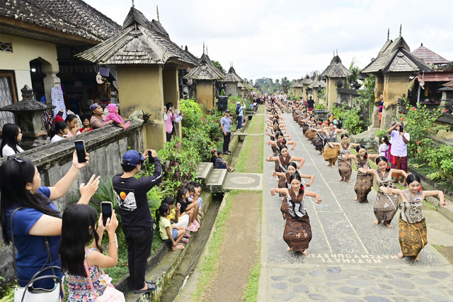 Penari menampilkan tari kolosal di dekat deretan rumah tradisional saat pembukaan Penglipuran Village Festival 2025 di Desa Wisata Penglipuran, Bangli, Bali, Kamis (10/7/2025). Foto: Fikri Yusuf/ANTARA FOTO
