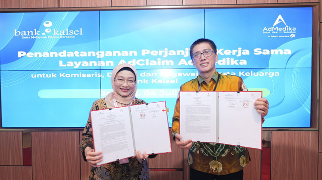 Direktur Utama AdMedika Dian Prambini (kiri) dan Direktur Utama BPD Kalsel Fachrudin (kanan) saat acara penandatanganan Kesepakatan kerja sama antara AdMedika dan BPD Kalsel di Telkom STO Gambir, Jakarta, pada Jumat (4/7). Foto: dok. Telkom