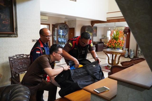 Tim Penyidik Kejati Sumsel saat menggeledah rumah eks Gubernur Sumsel, Alex Noerdin yang berada di Jalan Merdeka, Palembang. Foto : Dok. Kejati Sumsel