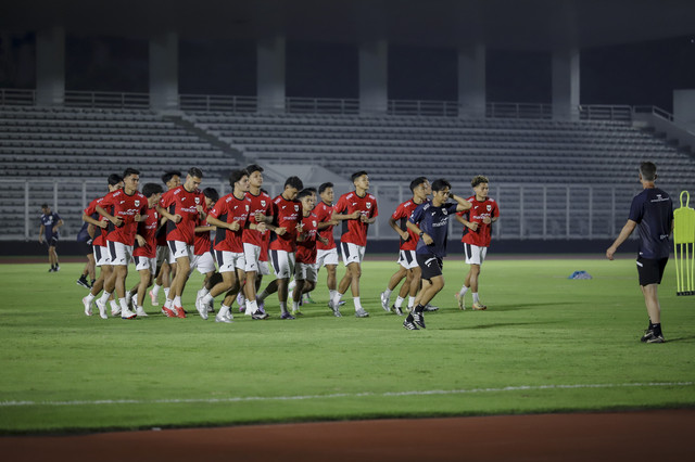 Pemain Timnas Indonesia U-23 melakukan sesi latihan di Stadion Madya, Komplek Gelora Bung Karno (GBK), Jakarta, Kamis (10/7/2025). Foto: Jamal Ramadhan/kumparan