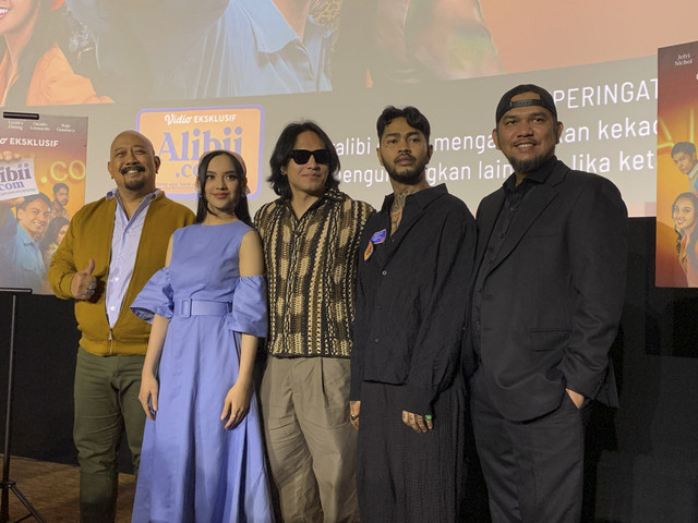 Kiri ke kanan, Indro Warkop, Lyodra, Jefri Nichol, dan Onadio Leonardo hadir dalam konferensi pers film Alibii.com di XXI Senayan City, Kamis (10/7/2025). Foto: Vincentius Mario/kumparan