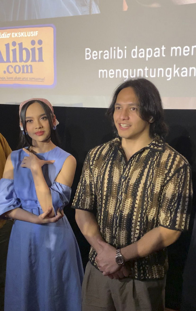 Kiri ke kanan, Lyodra dan Jefri Nichol hadir dalam konferensi pers film Alibii.com di XXI Senayan City, Kamis (10/7/2025). Foto: Vincentius Mario/kumparan