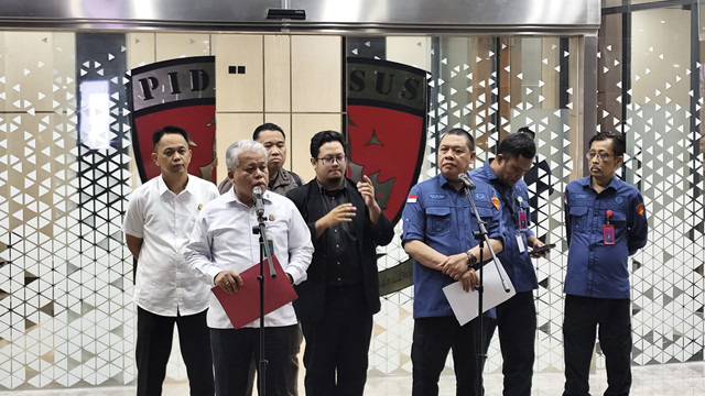Jumpa pers Kejaksaan Agung terkait perkembangan penyidikan kasus korupsi tata kelola minyak mentah, Kamis (10/7/2025). Foto: Jonathan Devin/kumparan