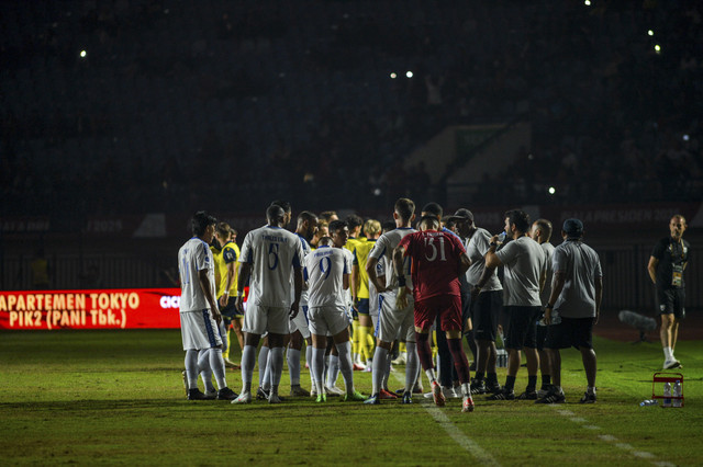 Tim Arema FC dan Oxford United menepi di pinggir lapangan saat insiden lampu stadion mati di tengah-tengah pertandingan Piala Presiden Grup A antara Arema FC melawan Oxford United di Stadion Si Jalak Harupat, Bandung, Jawa Barat, Kamis (10/7/2025). Foto: Raisan Al Farisi/ANTARA FOTO