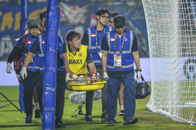 Pesepak bola Oxford United Ole Romenij mengalami cidera saat bertanding melawan Arema FC pada ajang Piala Presiden Grup A di Stadion Si Jalak Harupat, Bandung, Jawa Barat, Kamis (10/7/2025). Foto: Raisan Al Farisi/ANTARA FOTO