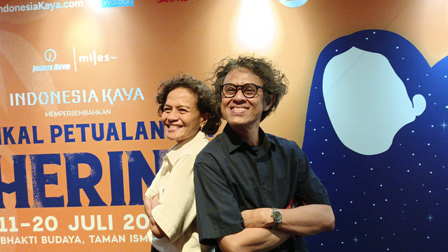 Mira Lesmana (kiri) dan Riri Riza (kanan) saat ditemui dalam Pertunjukan Musikal Petualangan Sherina. Foto: Aprilandika Pratama/kumparan