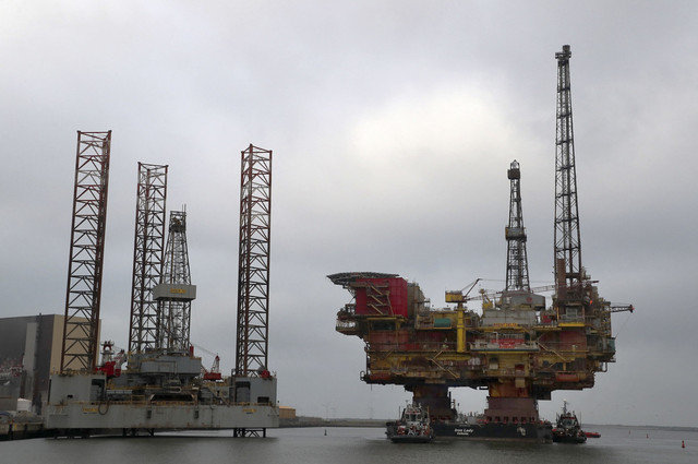 Ilustrasi Produksi Minyak Mentah Brent. Foto: Scott Heppel/AFP