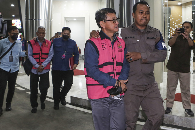 Direktur Utama PT Industri Baterai Indonesia Toto Nugroho dan VP Crude & Product Trading ISC Kantor Pusat PT Pertamina Persero periode 2019-2023 Dwi Sudarsono menjalani pemeriksaan di Kejaksaan Agung, Jakarta, Kamis (10/7/2025). Foto: Asprilla Dwi Adha/ANTARA FOTO