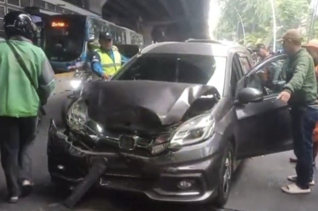Polisi mengevakuasi tujuh kendaraan tabrakan beruntun di Jalan Ahmad Yani, tepatnya di depan Halte Transjakarta Utan Kayu, Jakarta Timur, Jumat (11/7/2025) sekitar pukul 06.30 WIB. Foto: Siti Nurhaliza/ANTARA