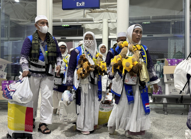 Jemaah haji membawa boneka unta untuk oleh-oleh sanak saudara di kampung halaman. Foto: Dok. MCH Kemenag