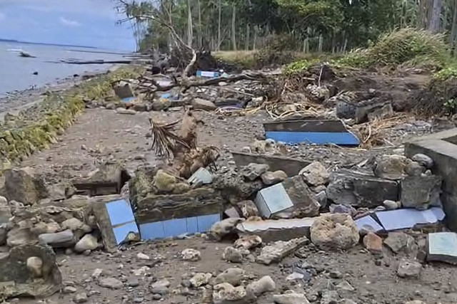 Makam di Desa Persiapan Tihu yang rusak akibat cuaca buruk. Foto: Dok. Istimewa