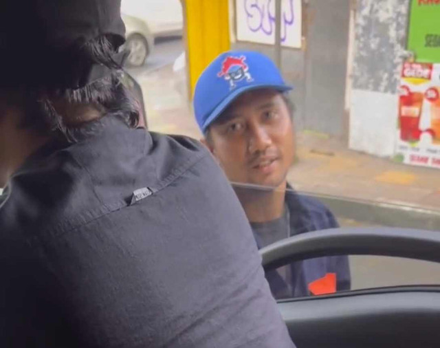 Jukir liar yang menggetok parkir Rp 50 ribu ke pelanggan restoran Bu Imas, Kota Bandung. Dok: @veronicaashn