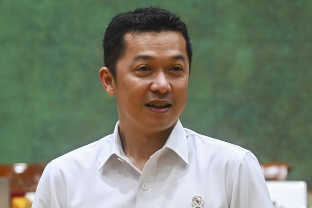 Wamenpora Taufik Hidayat bersiap mengikuti rapat kerja dengan Komisi X DPR di Kompleks Parlemen, Senayan, Jakarta, Kamis (10/7/2025). Foto: Rivan Awal Lingga/ANTARA FOTO