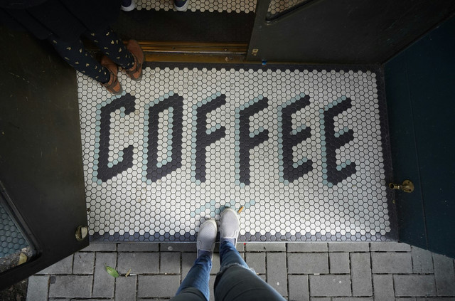 Coffee shop di UI. Foto hanya ilustrasi, bukan tempat yang sebenarnya. Sumber: Unsplash/Drew Gilliam