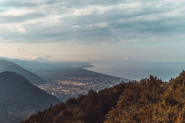 Negara dekat Laut Kaspia. Foto Laut Kaspia dari Iran. Sumber: unsplash.com/Mehrshad Rajabi