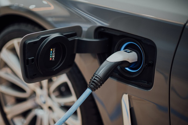 Ilustrasi Tips Membeli Mobil Listrik, Foto:Unsplash/CHUTTERSNAP