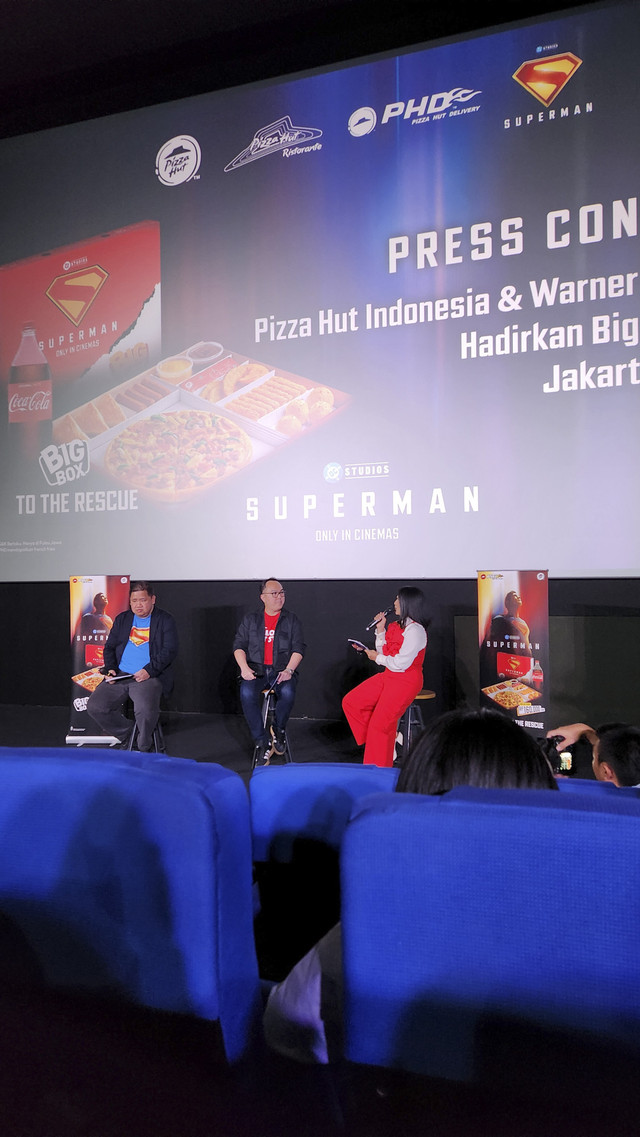 Acara konferensi pers peluncuran Pizza Hut big box edisi Superman bersama DC Studios di CGV Central Park (10/7/2025). Foto: Azalia Amadea/kumparan