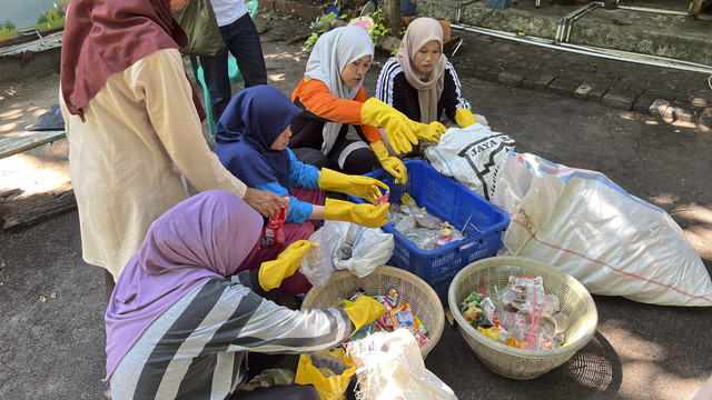 Warga Pulau Pramuka, Kepulauan Seribu, memilah sampah plastik di bank plastik untuk diolah menjadi BBM dengan mesin Pirolis bantuan Astra. Foto: Kelik Wahyu Nugroho/kumparan