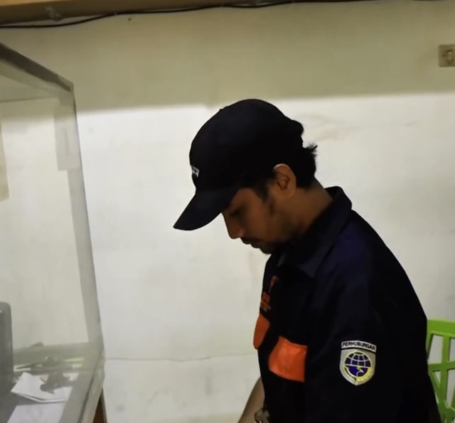 Jukir liar yang menggetok parkir Rp 50 ribu ke pelanggan restoran Bu Imas, Kota Bandung. Dok: @veronicaashn