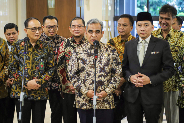 Ketua MPR RI Ahmad Muzani (tengah) dengan Ketua Mahkamah Agung Sunarto (kiri) berbicara di hadapan wartawan terkait pertemuan antara Mahkamah Agung RI dan MPR RI di Gedung Mahkamah Agung RI, Jakarta, Jumat (11/7/2025). Foto: Iqbal Firdaus/kumparan