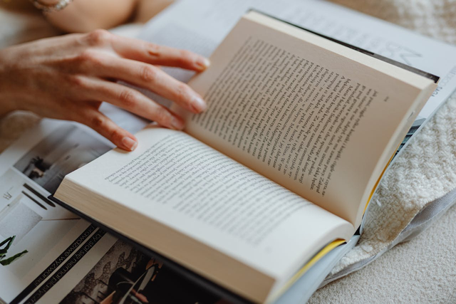 Ilustrasi Membaca Novel Fiksi Sejarah. Foto: Pexels.