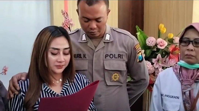 Luluk Sofiatul Jannah saat meminta maaf didampingi oleh suaminya, Bripka Nuril, September 2023. Dok: Mili.id