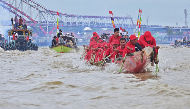 Lomba perahu bidar. Foto: Shutterstock