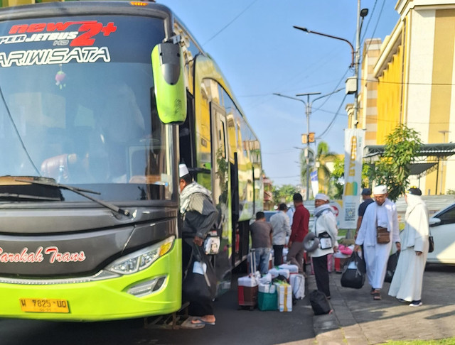 Rombongan jemaah haji asal NTT saat akan meninggalkan Asrama Haji Sukolilo Surabaya, Jumat (11/7). Rombongan jemaah haji ini baru bisa pulang ke kampung halaman setelah 4 hari menunggu. Foto: Humas Kemenag Jatim