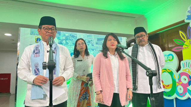 Gubernur DKI Jakarta Pramono Anung (kiri), Wakil Gubernur DKI Jakarta Rano Karno (kanan), dan Wakil Ketua DPRD DKI Jakarta Ima Mahdiah (tengah) usai acara DKJ Awards 2025 di Balai Kota, Gambir, Jakarta Pusat, Jumat (11/7). Foto: Nasywa Athifah/kumparan