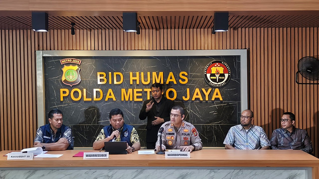 Polisi menggelar konfrensi pres saat mengungkap kasus akses ilegal jasa ekspedisi Ninja Express, Mapolda Metro Jaya, Jumat (11/7). Foto: Thomas Bosco/kumparan