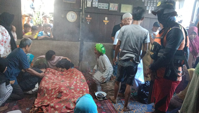 Lansia OKU Selatan saat berada di rumahnya setelah ditemukan dalam kondisi meninggal dunia. Foto : Dok. Basarnas Palembang