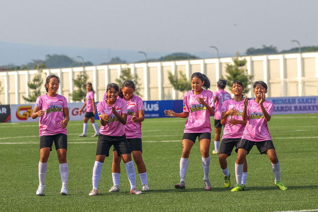 Selebrasi pacu jalur All Stars Bandung usai mencetak gol ke gawang All Stars Kudus di Supersoccer Arena, Kudus, Jawa Tengah, Jumat (11/7).
Foto: Dok. Piala Pertiwi 2025 All Stars