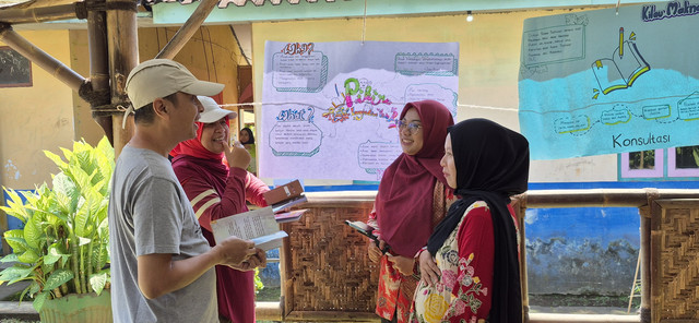 Suasana di booth para fasilitator School of Life Lebah Putih yang dihadiri para reviewer ( Sumber : Dok. Pribadi)