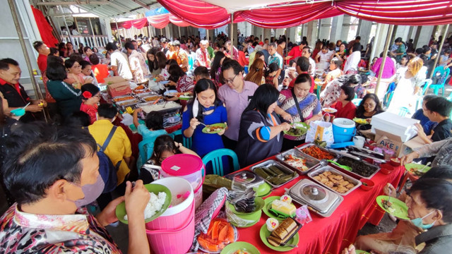 Tradisi makan bersama di kegiatan ibadah Pengucapan Syukur yang ada di Sulawesi Utara. (foto: dokumen)