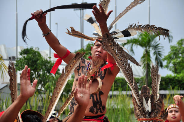 Masyarakat Dayak Kanayatn melakukan upacara (Sumber gambar: Istockphoto)