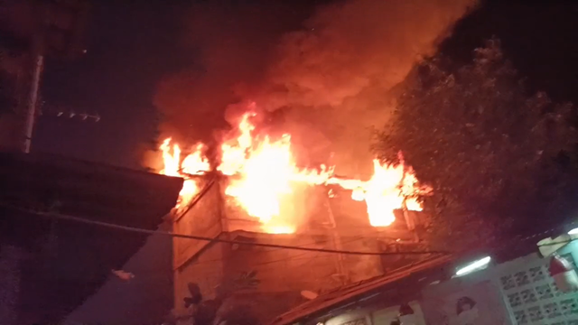 Kebakaran sebuah rusun di Duren Sawit, Jakarta Timur, Sabtu (12/7) dini hari. Foto: Damkar DKI Jakarta