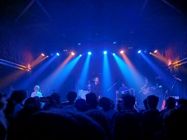 Harga tiket konser reuni Peterpan. Foto hanyalah ilustrasi, bukan konser yang sebenarnya. Sumber: Unsplash/Inna Safa