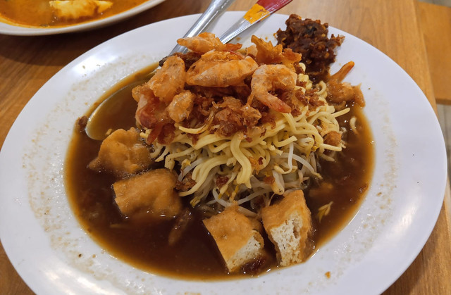 Lontong Mie Babah Hoi. Foto: Masruroh/Basra